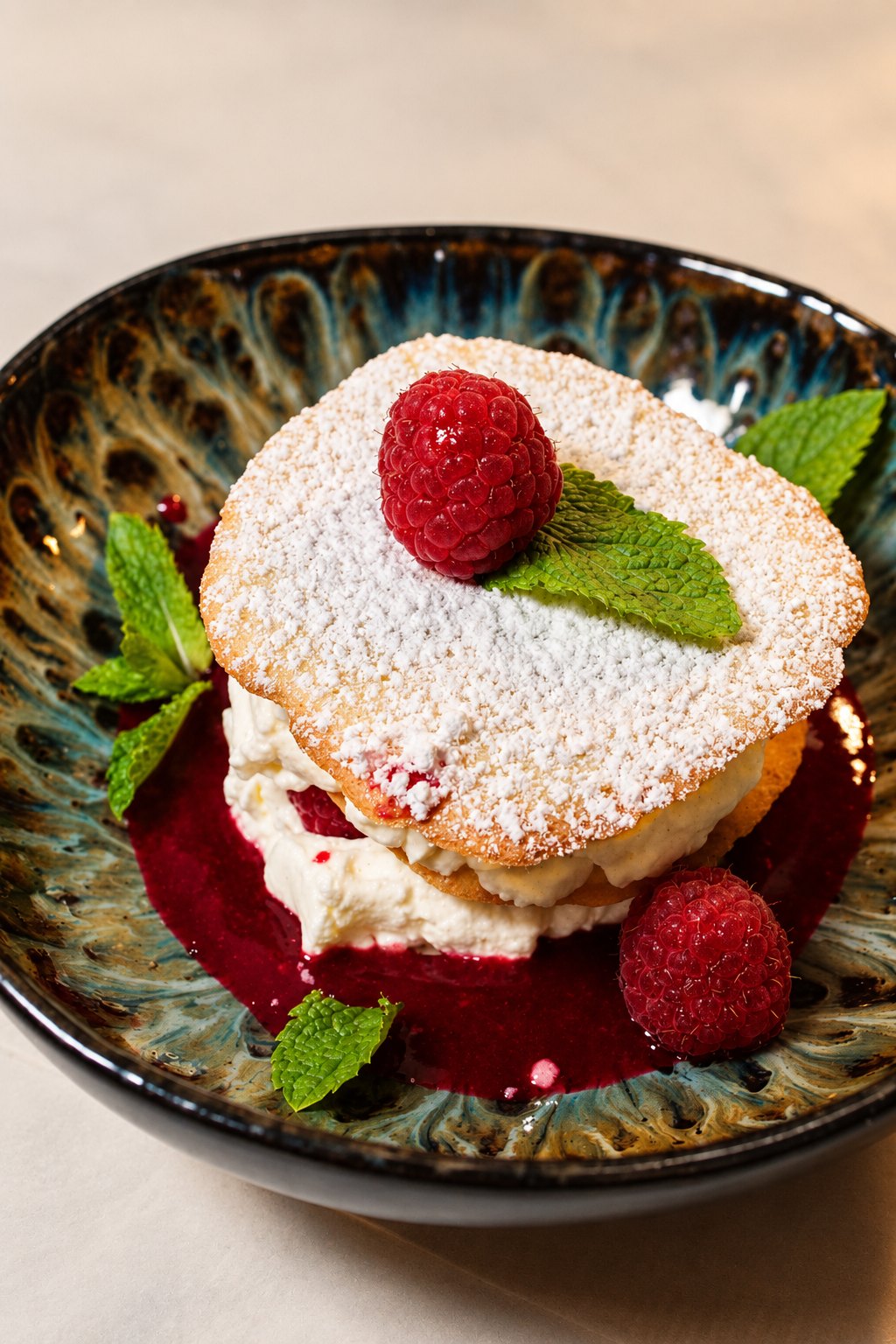 Himbeer-Millefeuille mit Minze und Puderzucker