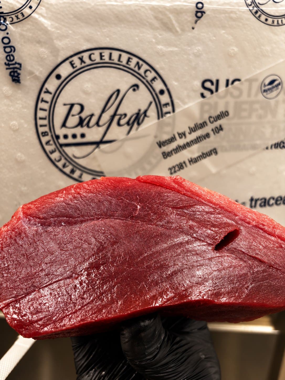 Roter Thunfisch von Balfegó, gehalten vor dem Herkunftszertifikat