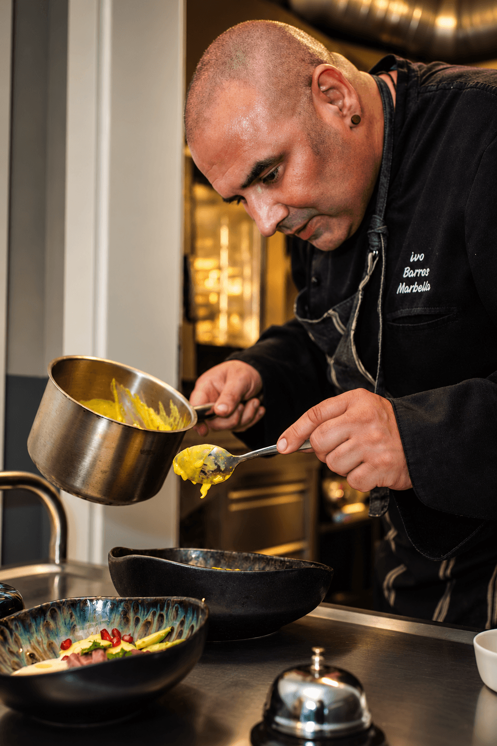 Ivo Sà Barros plating a sauce in the Nanai kitchen