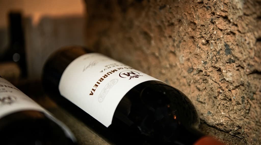 Flasche Marqués de Murrieta Reserva auf dem Steinregal der Vinothek