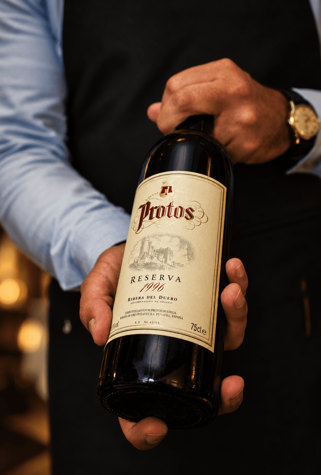 Protos Reserva 1996, Ribera del Duero, held by the host