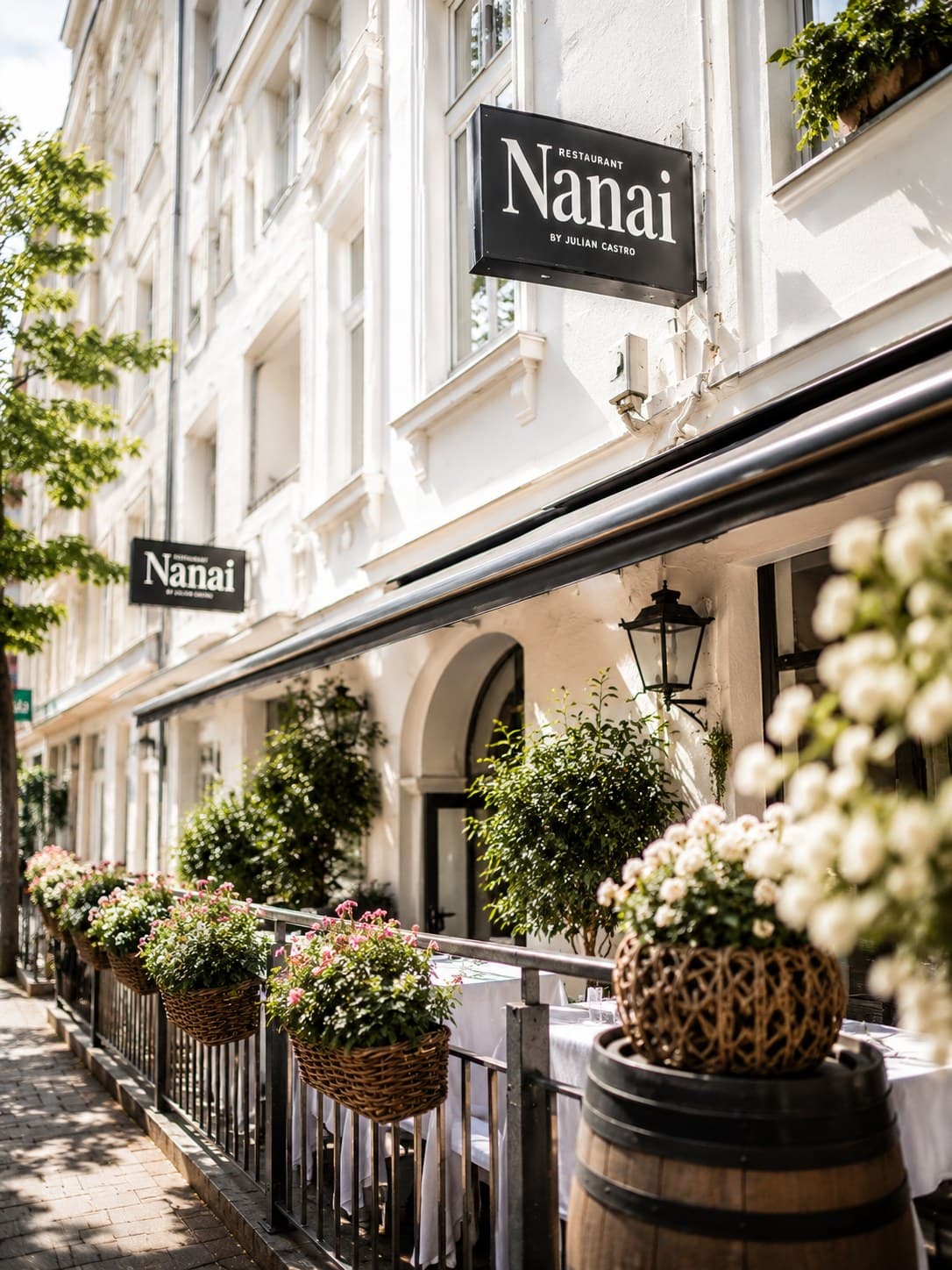 Fassade und Terrasse von Nanai in der Dorotheenstraße mit Markise und Blumen